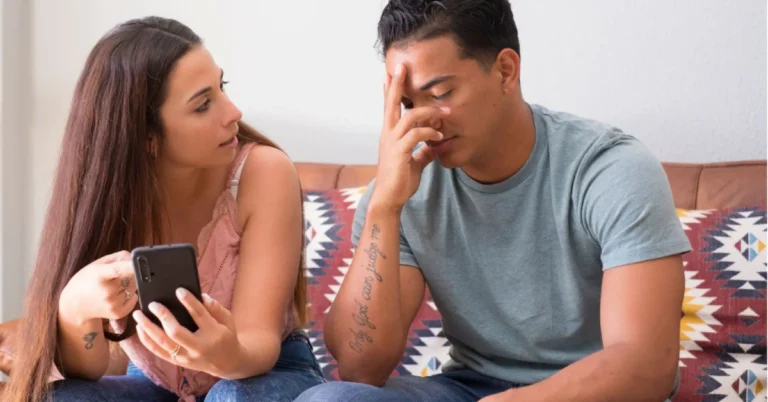 Social Media Use Causes Jealousy And Conflicts in a Romantic Relationship